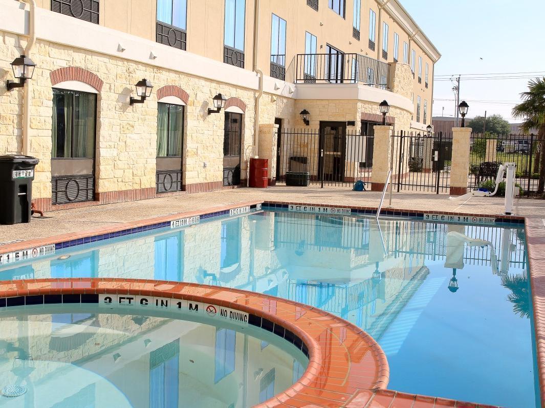 Holiday Inn Express Hotel & Suites Floresville By Ihg Екстериор снимка