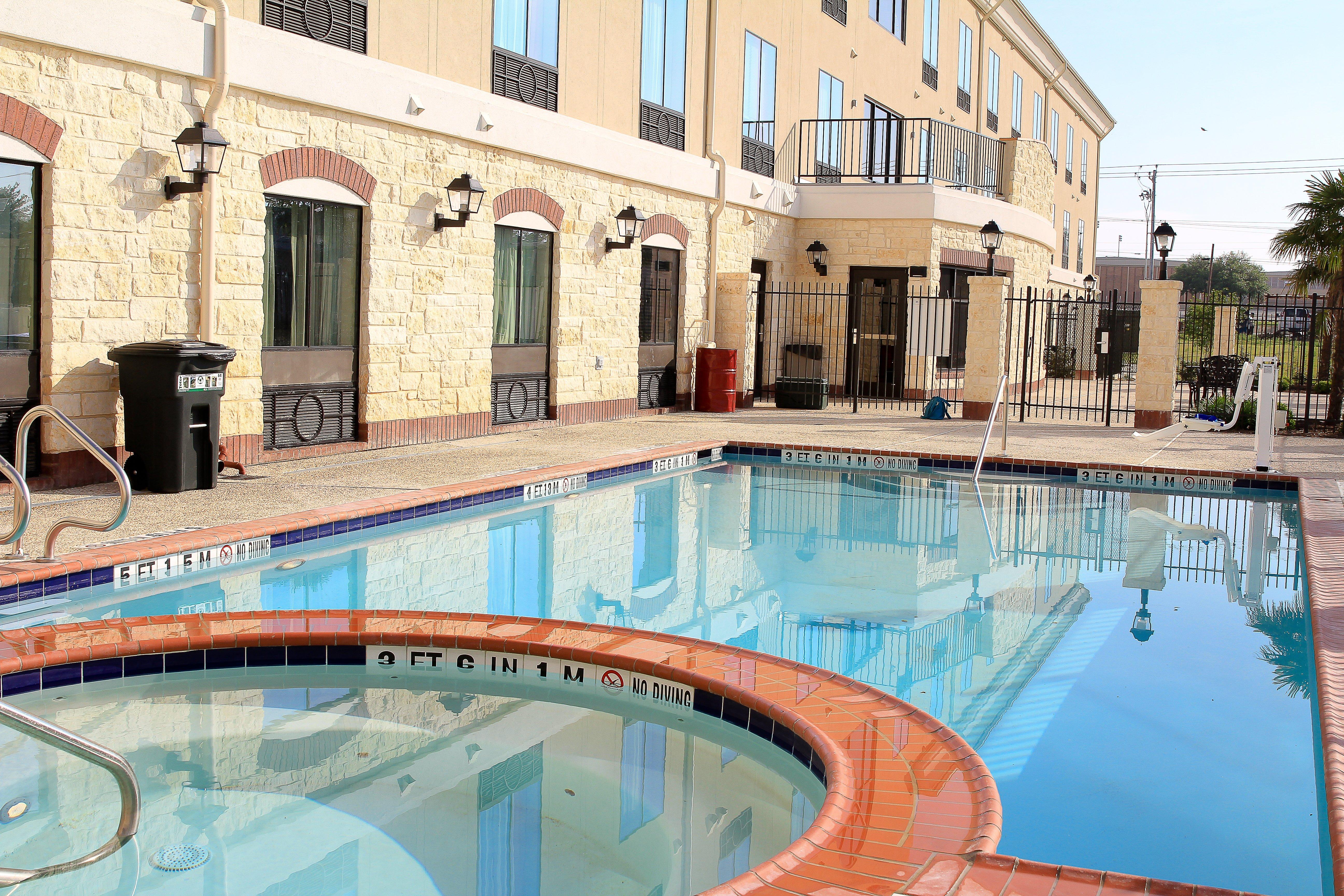 Holiday Inn Express Hotel & Suites Floresville By Ihg Екстериор снимка