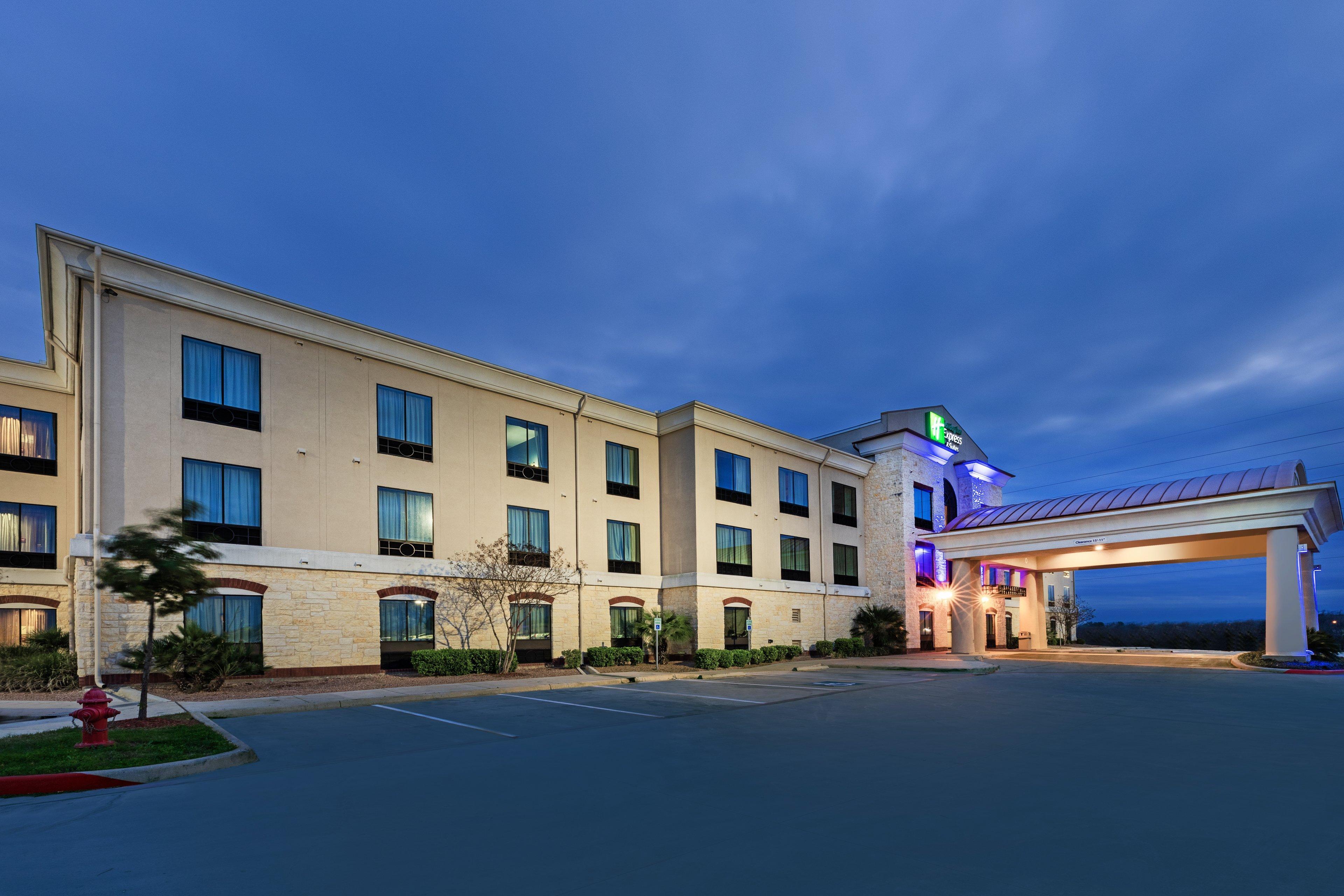 Holiday Inn Express Hotel & Suites Floresville By Ihg Екстериор снимка